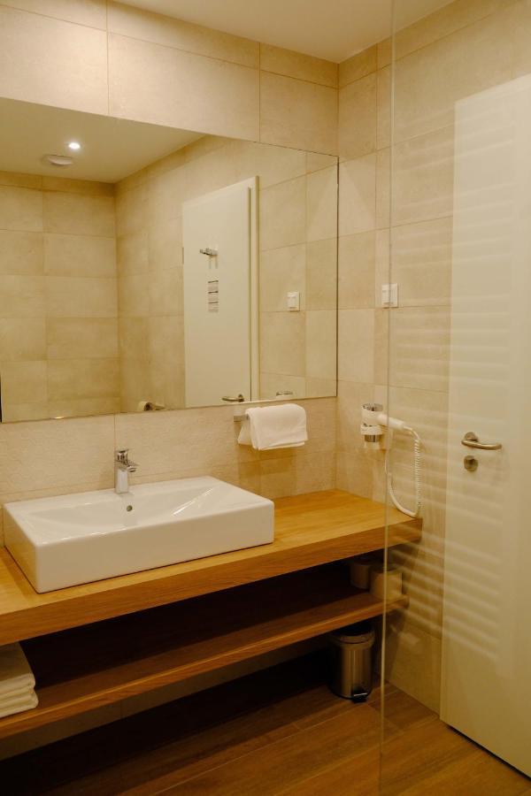 Kiraly Park Hotel ソンバトヘイ エクステリア 写真