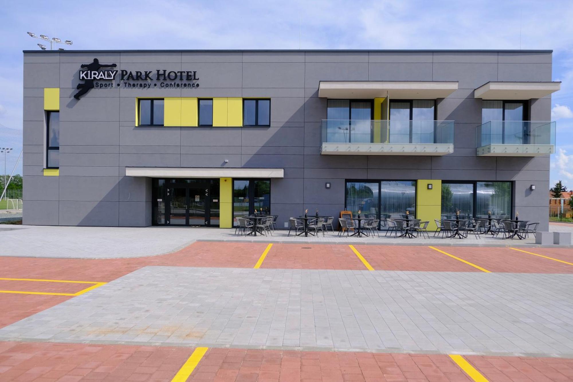 Kiraly Park Hotel ソンバトヘイ エクステリア 写真
